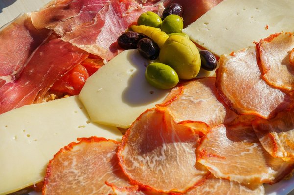 Découvrez comment concocter un repas gastronomique délicieux à petit prix : conseils et astuces incontournables !